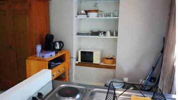 Réfrigérateur, micro-ondes, plaque de cuisson, cafetière/bouilloire