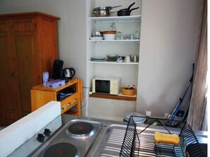 Réfrigérateur, micro-ondes, plaque de cuisson, cafetière/bouilloire