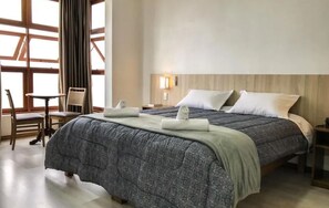 高级双人房 | 迷你吧、隔音、免费 WiFi、床单