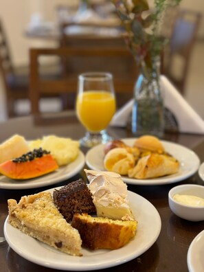 Free daily buffet breakfast - Hotel Triveneto Gramado (Gramado)