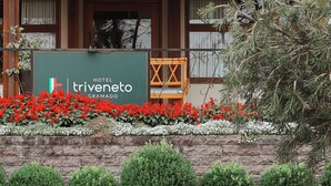 A hotel sign with the name 'Triveneto Gramado' and a logo. - Hotel Triveneto Gramado (Gramado)