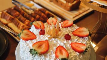 Free daily buffet breakfast
