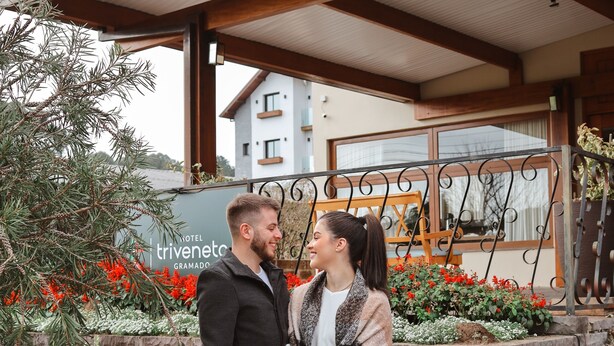 A hotel entrance with a sign for 'Hotel Triveneto Grammatiko.' - Hotel Triveneto Gramado (Gramado)