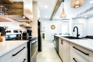 Réfrigérateur, four à micro-ondes, un four, surface de cuisson