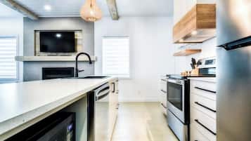 Réfrigérateur, four à micro-ondes, un four, surface de cuisson
