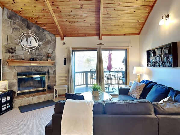 House (3 Bedrooms) | Living area