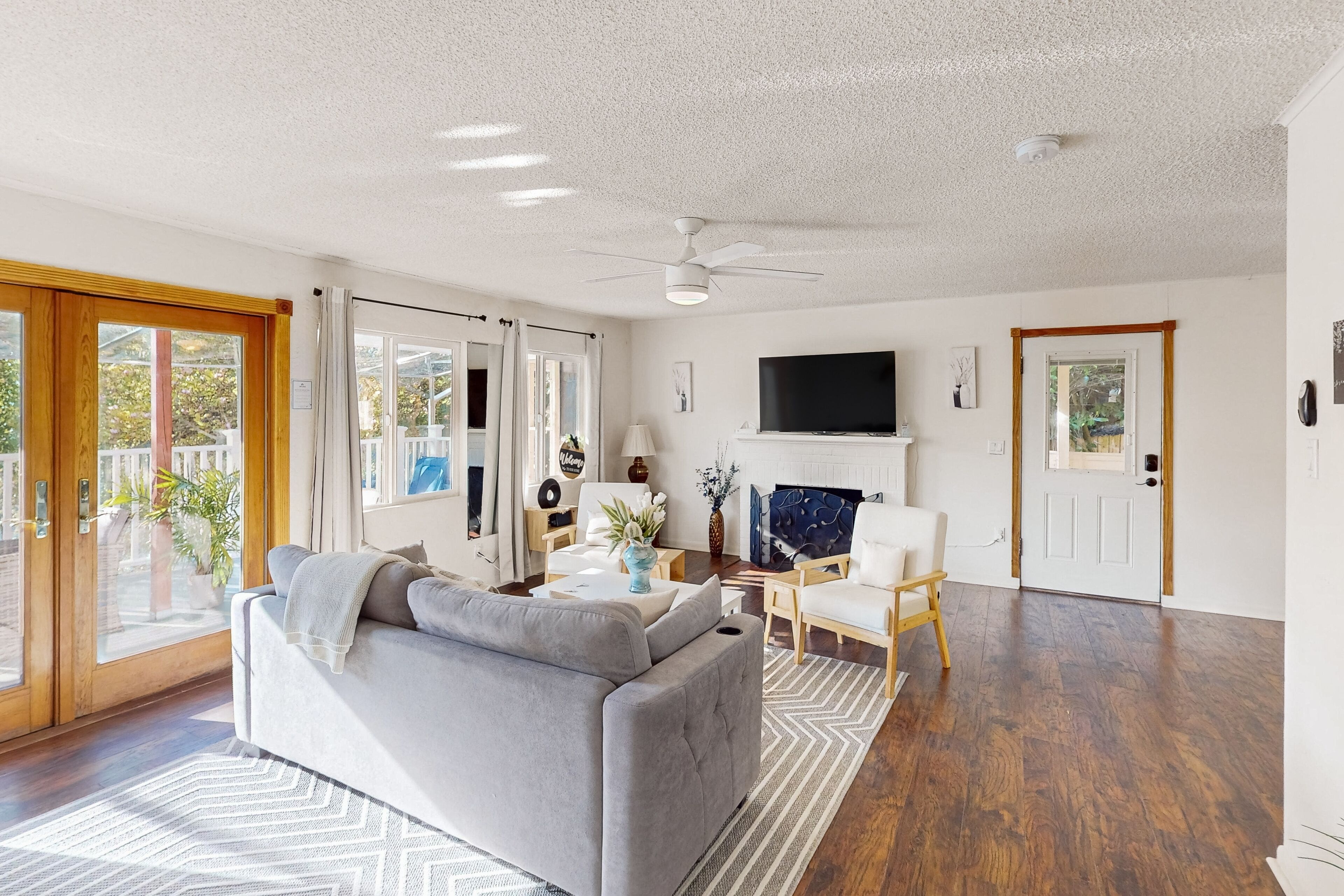 Dog-friendly lake view home with kitchen & kitchenette, patio, sunroom