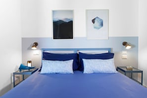 A neatly arranged bedroom with a large bed, two bedside tables, and wall-mounted lamps. - Estate4home - Villa Corinna (Massa Lubrense)