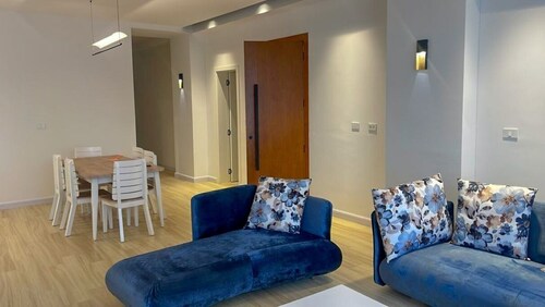 MENBi's Luxurious 3BR Apt - 5 min from Airport