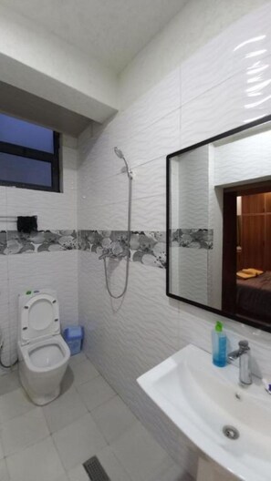 Een douche, een haardroger, handdoeken, zeep