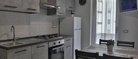 Fridge, oven, stovetop, electric kettle