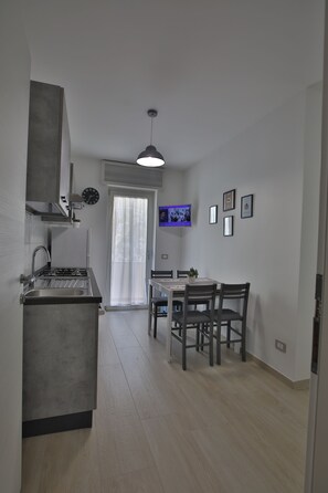 Kühlschrank, Ofen, Herdplatte, Wasserkocher