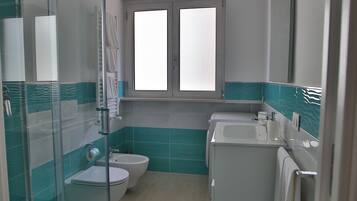 Dusche, Handtücher, Seife, Toilettenpapier