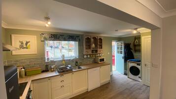 Cottage | Private kitchen | Fridge, microwave, oven, stovetop