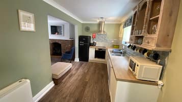 Cottage | Private kitchen | Fridge, microwave, oven, stovetop