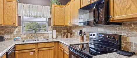 Køleskab, mikrobølgeovn, ovn, kogeplade