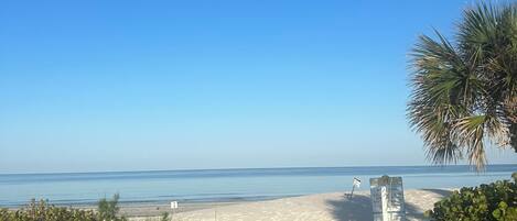 Aurinkotuoleja, rantapyyhkeitä