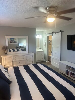 2 bedrooms, desk, iron/ironing board, free WiFi - Indian Shores Townhouse, steps from the Beach with pool! (Indian Shores)