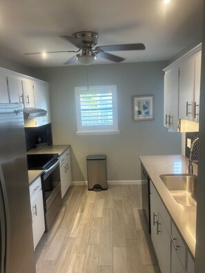 Fridge, microwave, oven, stovetop - Indian Shores Townhouse, steps from the Beach with pool! (Indian Shores)