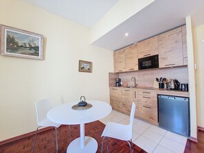 Réfrigérateur, micro-ondes, cafetière/bouilloire, bouilloire électrique