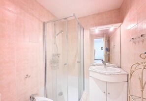 Douche, sèche-cheveux