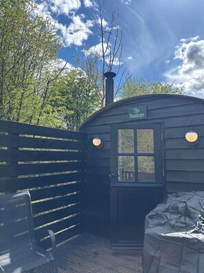Terrace/patio - Remote hut set in the beautiful Kent Downs (Sittingbourne)