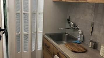 Secador de cabelo, toalhas de banho, sabonete, papel higiênico