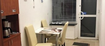 Apartment type budget/low cost, entry from the street, 150m to the beach 