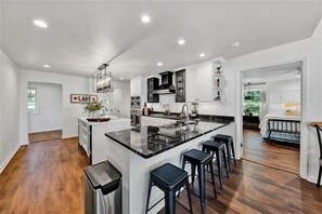 雪櫃、微波爐、焗爐、爐具