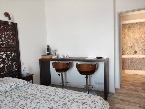 Chambre d'hôtes pour 2 à 4 pers. Salle de bain balnéo. Proche du Lac du Salagou.