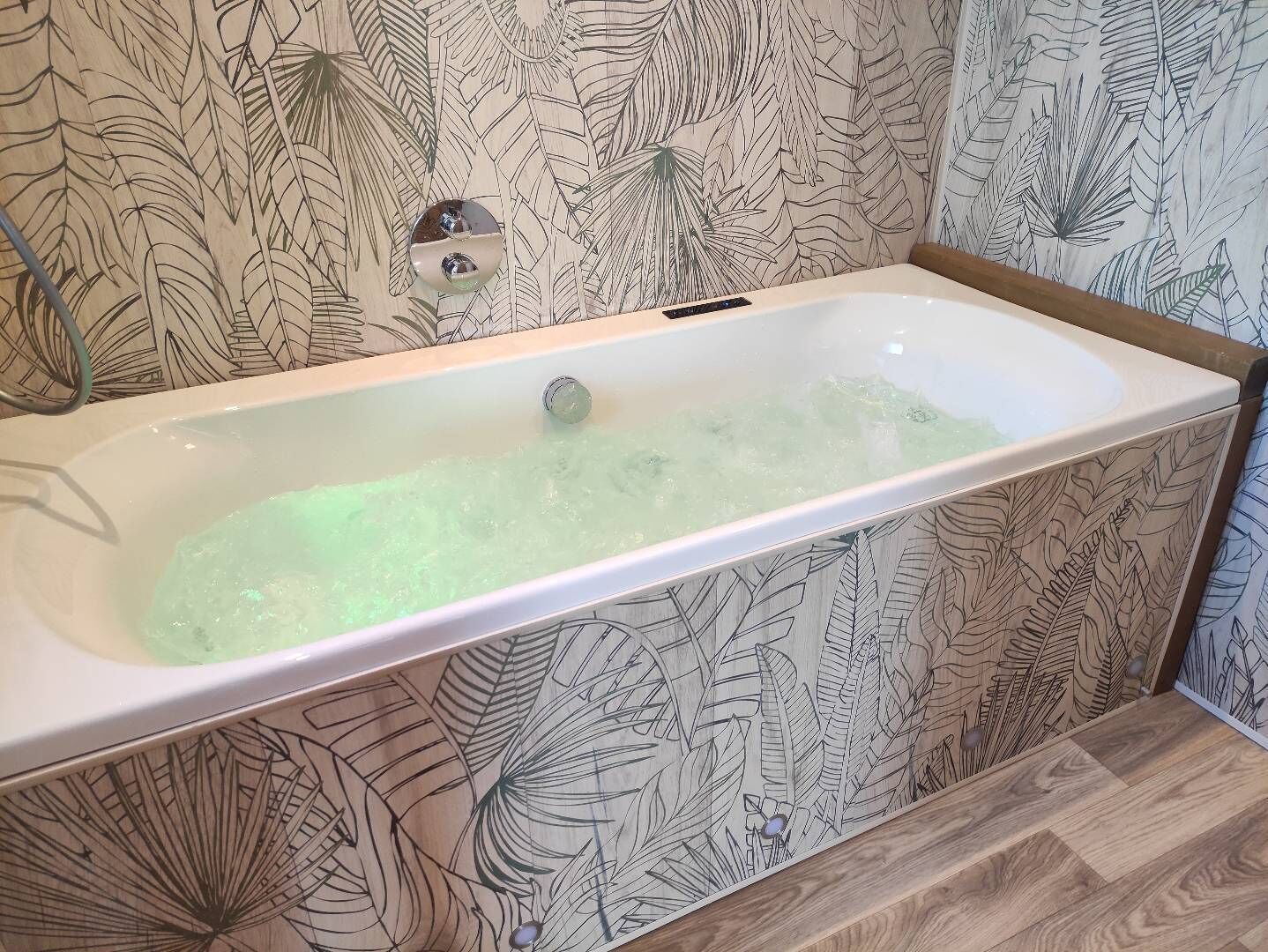 Een bubbelbad, een haardroger, handdoeken, zeep