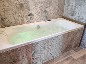 Whirlpool, Haartrockner, Handtücher, Seife