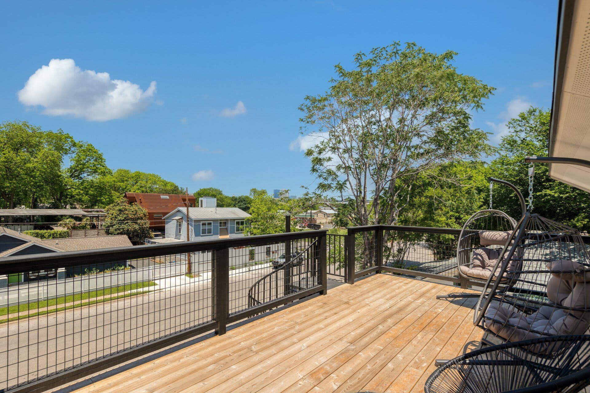 Free Parking, 2 BR, Walk to Food/Bars | Cloudscape