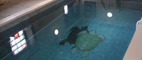 Innendørsbasseng og et oppvarmet basseng