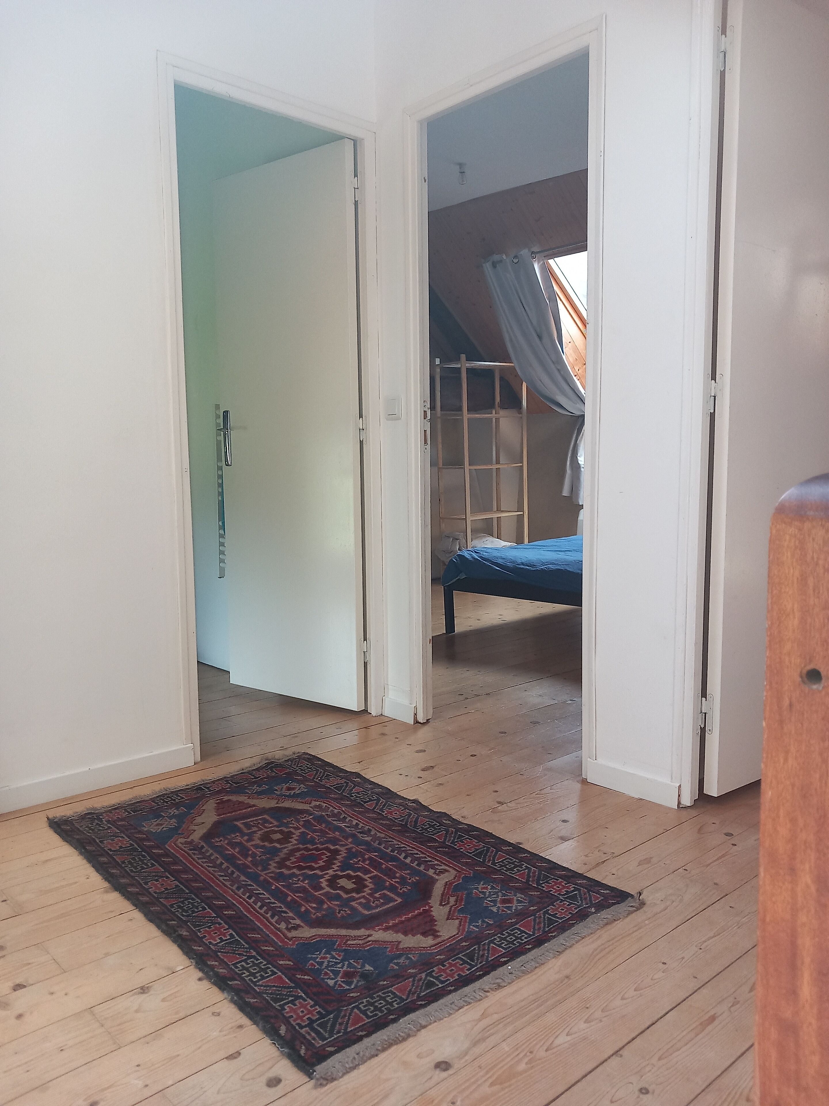 2 chambres, bureau, fer et planche à repasser, lit parapluie