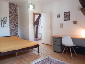 2 室のベッドルーム、デスク、アイロン / アイロン台、旅行用ベビーベッド