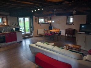 Fernseher, Kamin, Bücher