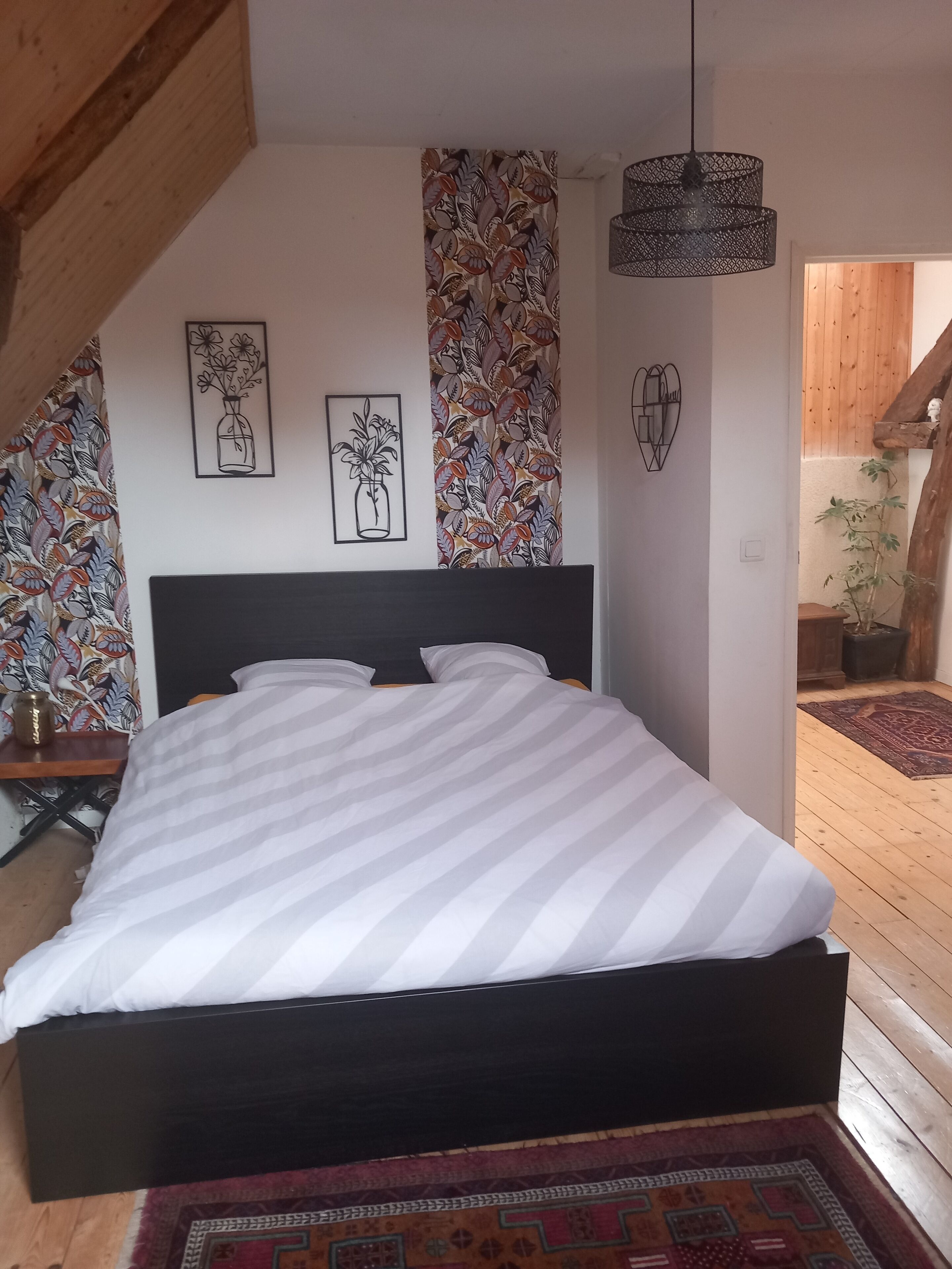 2 chambres, bureau, fer et planche à repasser, lit parapluie