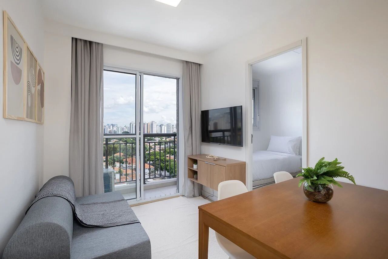 Apartamento superior | Área de estar | TV