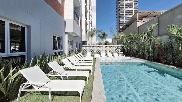 Una piscina al aire libre
