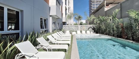 Una piscina al aire libre