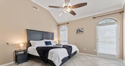 Amazing Bay Villa Near NASA with Pool & Pool Table