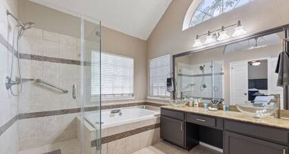 Amazing Bay Villa Near NASA with Pool & Pool Table