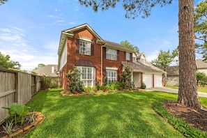 Exterior - Amazing Bay Villa Near NASA with Pool & Pool Table (Houston)