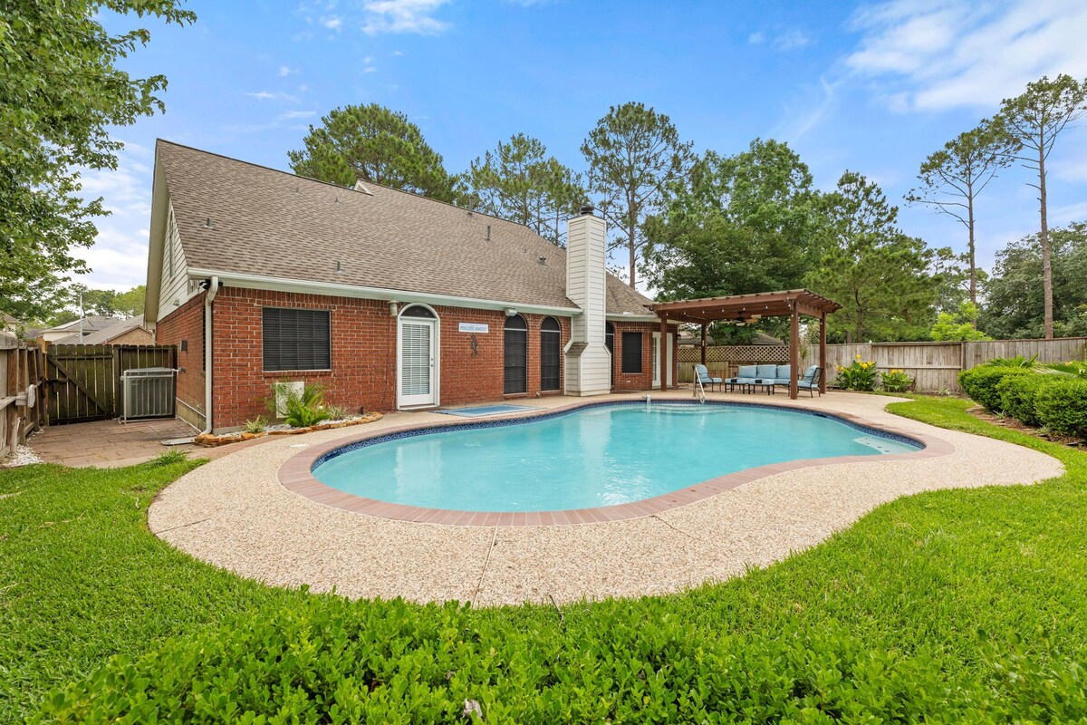 Photo 2 of Amazing Bay Escape w/ Pool - Sleeps 10, Near NASA