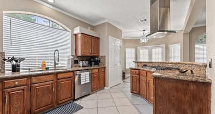 Amazing Bay Escape w/ Pool - Sleeps 10, Near NASA