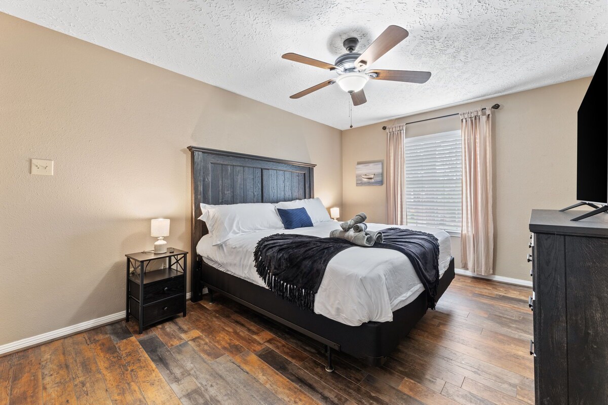 Photo 7 of Amazing Bay Escape w/ Pool - Sleeps 10, Near NASA