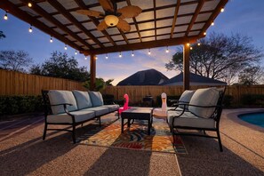 Terrace/patio - Amazing Bay Villa Near NASA with Pool & Pool Table (Houston)