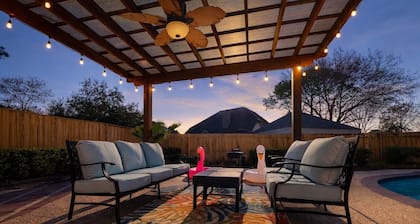 Amazing Bay Villa Near NASA with Pool & Pool Table