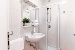 Apartment, Balcony | Bathroom | Shower, hair dryer, bidet, towels - Tiny Blue (Como)